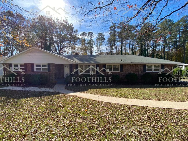 3-Bedroom Home with Screened Porch & New A... - 3-Bedroom Home with Screened Porch & New A...