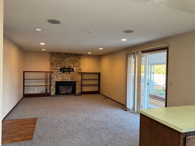 Photo - West Valley 4br 2.5 ba DBL attached garage, POOL