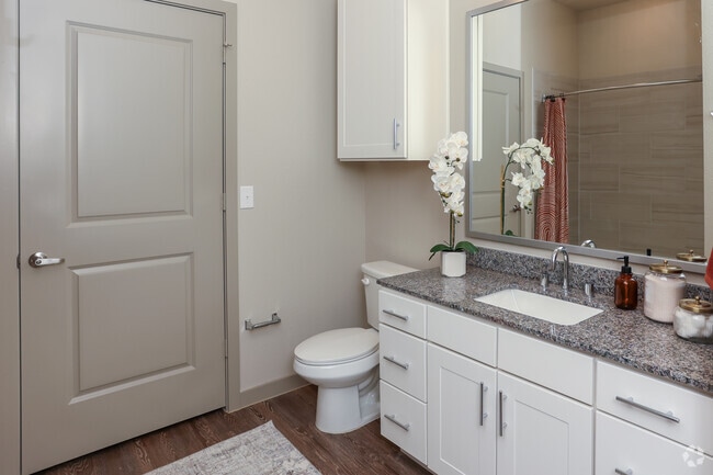 2BR, 2BA - 1028SF - B1 - Bathroom