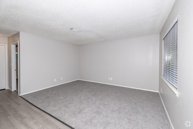 1BR, 1BA -725SF - Living Room