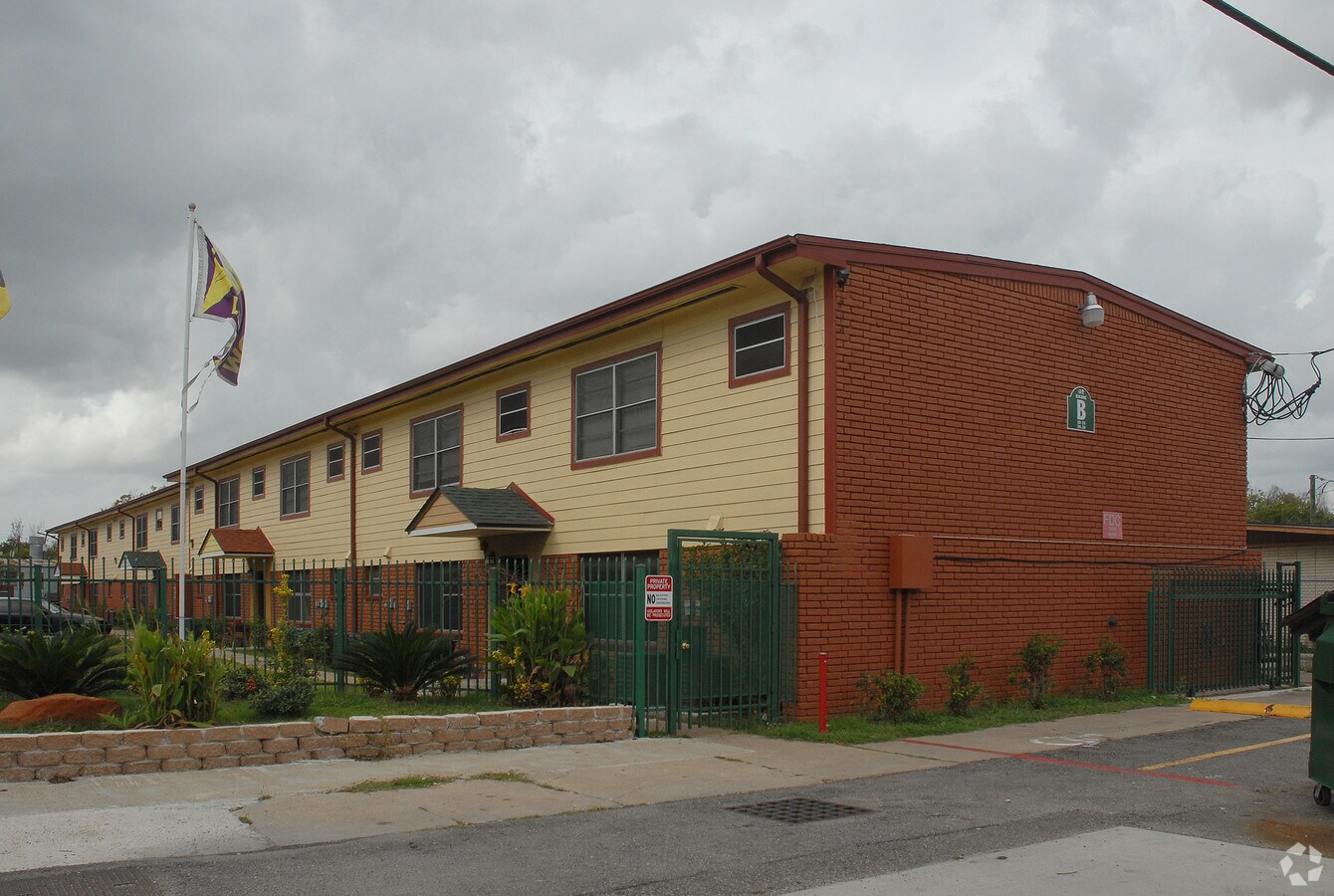 Main Village - Main Village Apartments