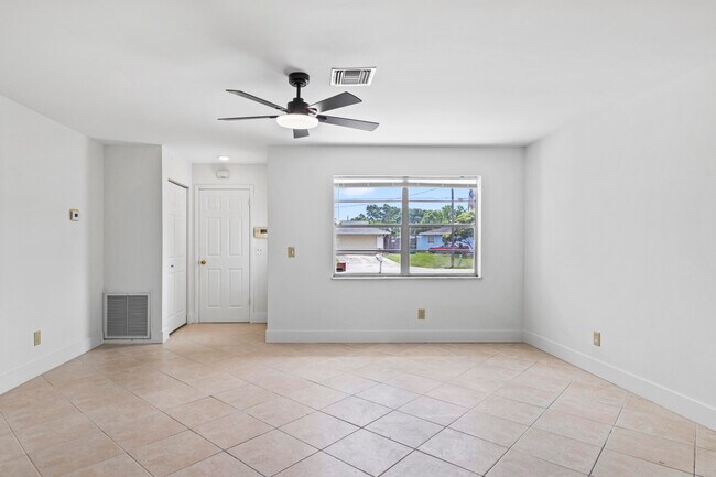 Photo - 106 NW Curtis St