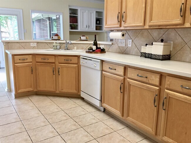 Photo - 114 N Queenscliff Cir