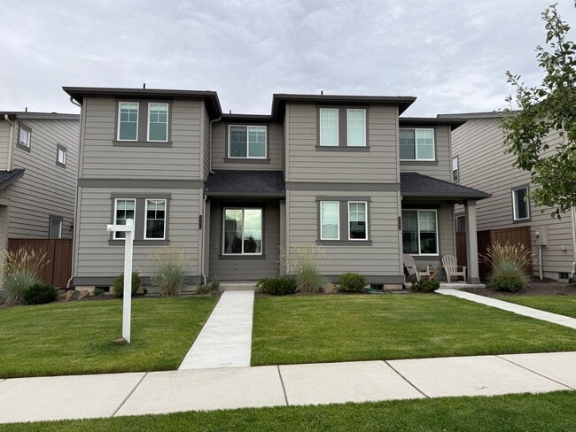 Building Photo - Beautiful 3 Bed/2.5 Bath Townhome - NE Bend
