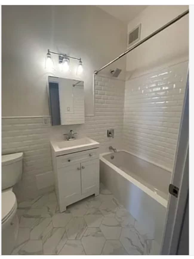 Building Photo - 129 Saint Marks Pl Unit 2 Floor