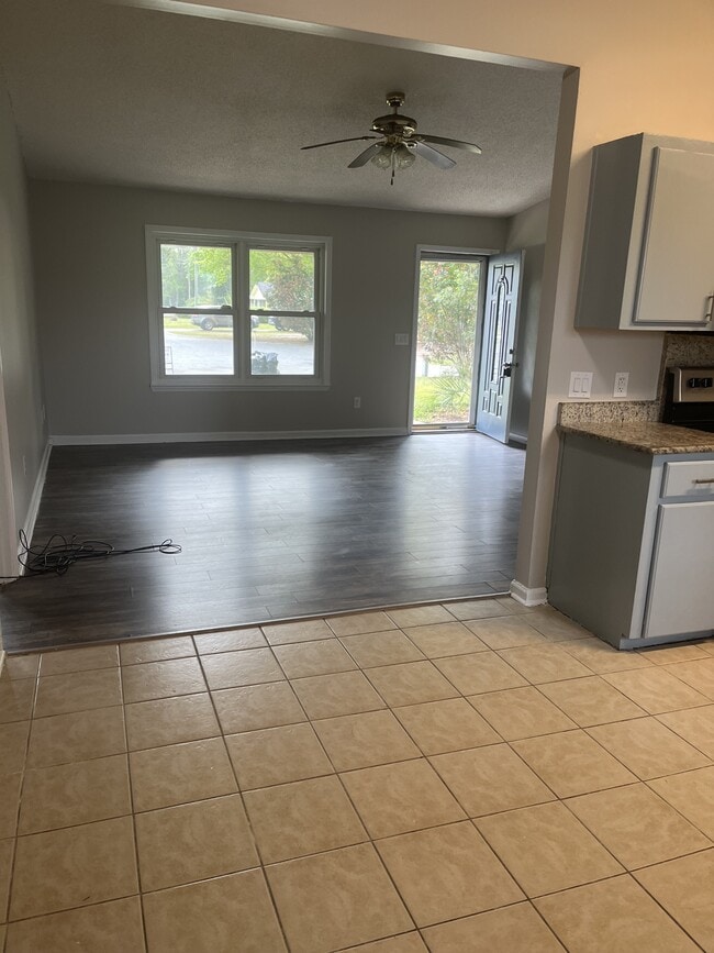 Building Photo - 1016 Farr Ct