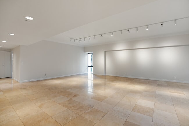 Building Photo - 10445 Wilshire Blvd Unit 305