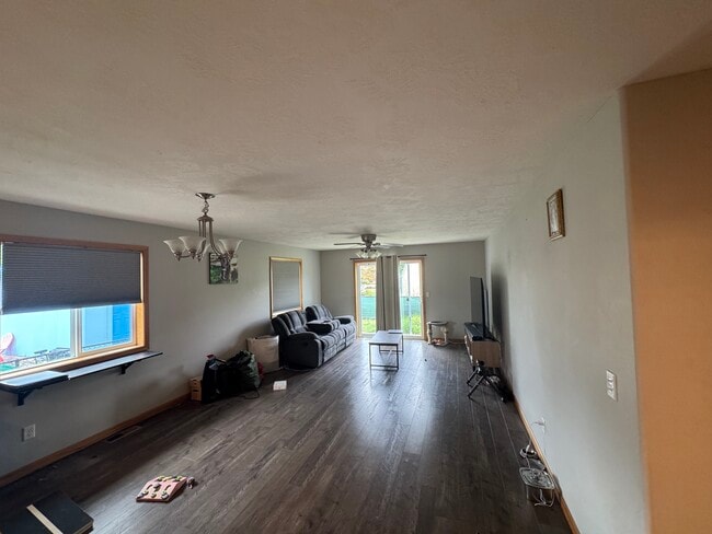 Building Photo - 115 NW Cedar Ave Rental