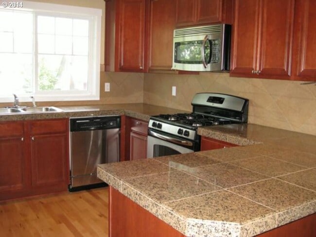 Photo - Charming 3 Bedroom 2.5 Bath Townhouse in the St. Johns Area! Garage and Washer & Dryer Provided