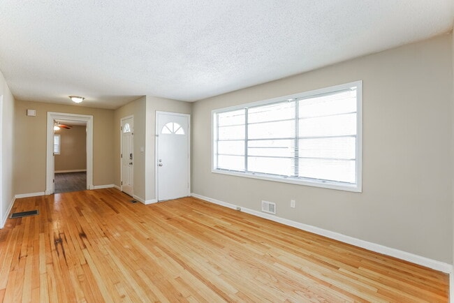 Photo - 6570 Elsie St