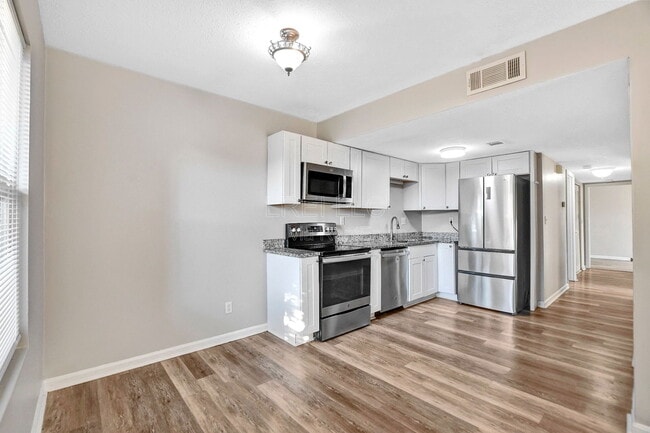 Photo - 407 Garrison Ct