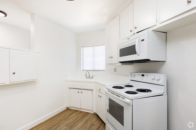 1BR, 1BA - 785SF