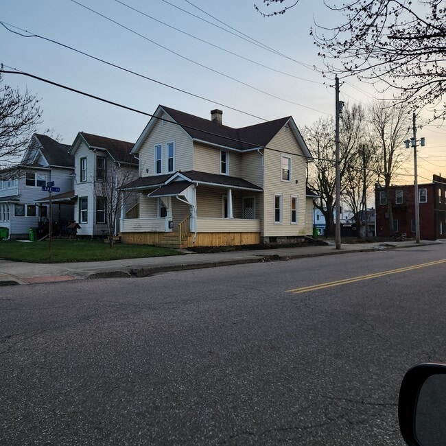 Photo - 212 1st St NW Unidad first lower