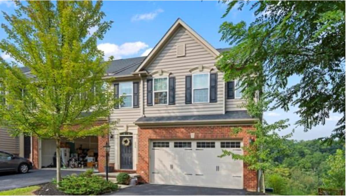 Beautiful 4 bedroom end unit - 239 Noble Woods Dr Casa Adosada