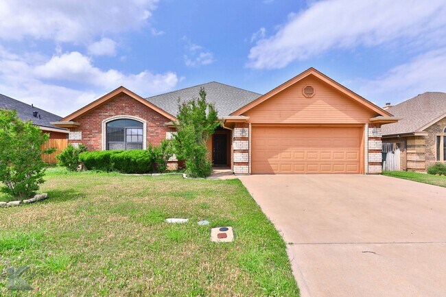 Photo - 4 bed 2 bath; newer carpet!