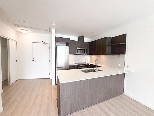 Building Photo - Centre West - 2216 Unit 2216