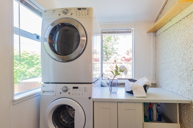 481 W 19th Ave Unit Upper Main