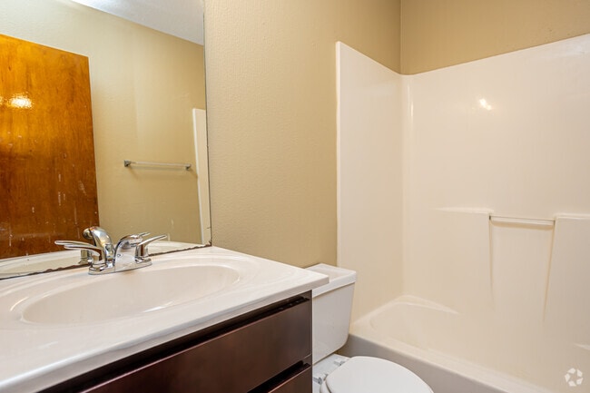 2BR, 2BA - 1,000SF
