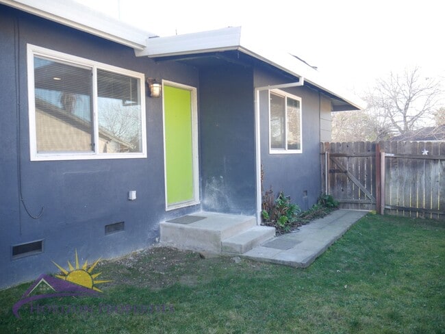 Photo - 2 Bed 1 Bath 827 Sq. Ft. Citrus Heights Duplex in Sunrise Estates