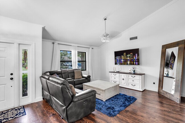 Photo - 1532 Primrose Ln