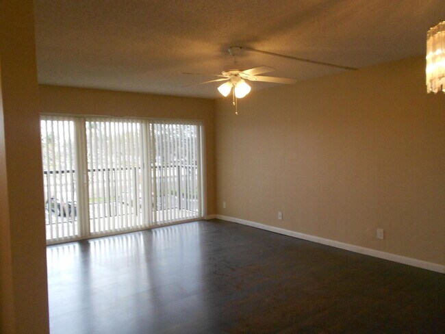 Photo - 8977 Wiles Rd Unidad 203