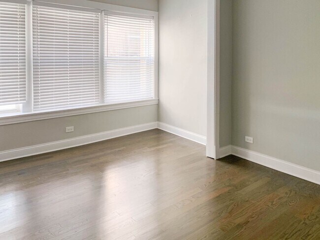 Photo - 5045 N Damen Ave