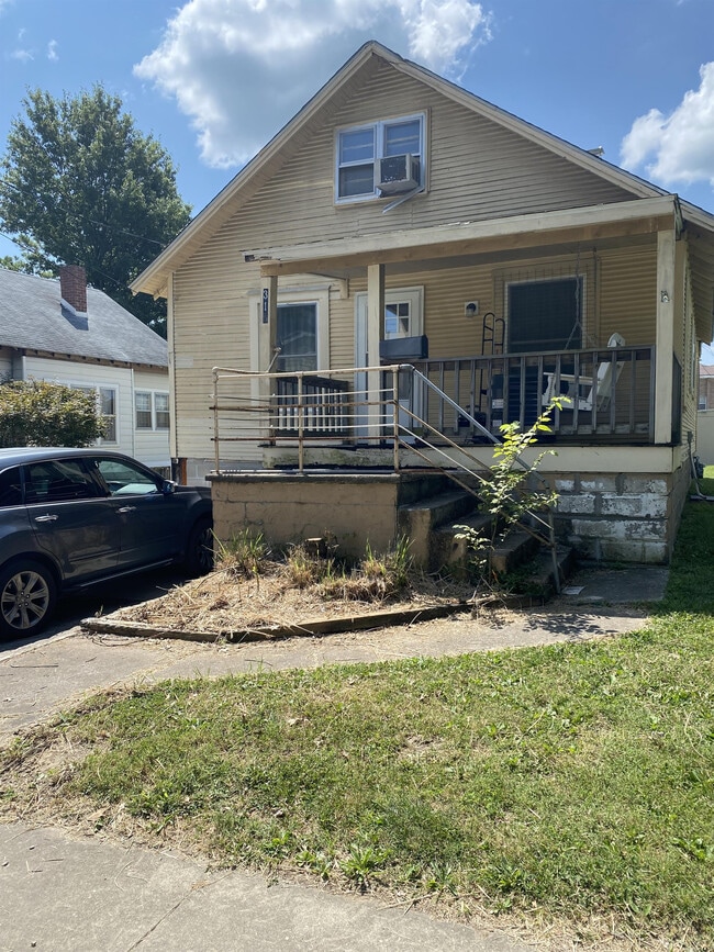 Building Photo - 313 E College St