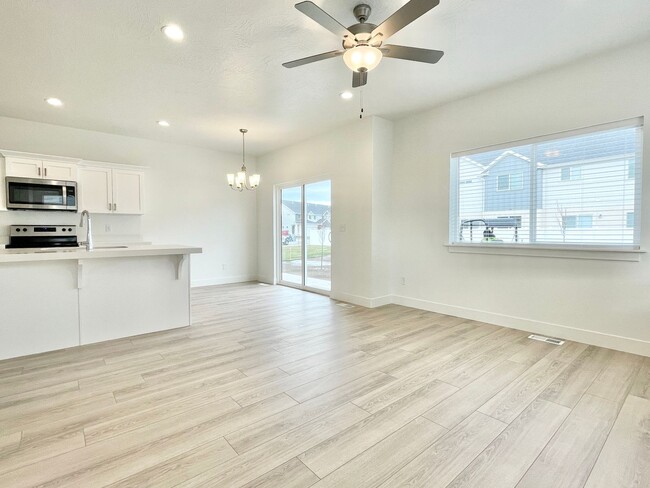 Photo - Bright & Beautiful Townhome in American Fork!
