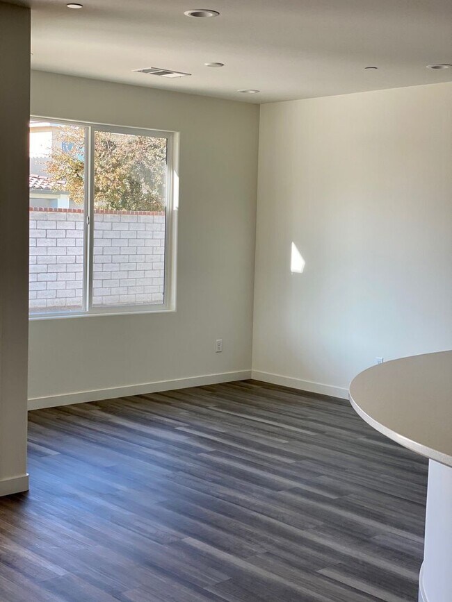 Photo - Stunning 4 Bed/3 Bath Belcourt Seven Oaks Home w/ $0 Deposit Option & More