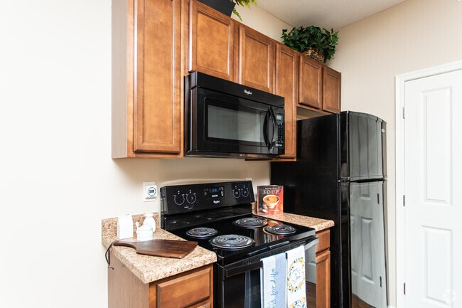 2BR, 2BA - 933 SF - The Easton