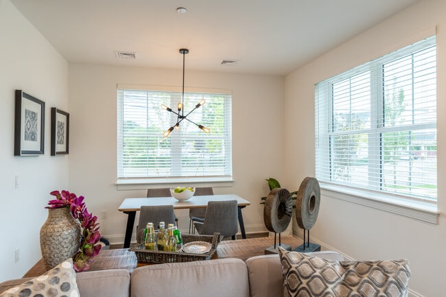 1BR, 1BA - 794 SF - Dining Room