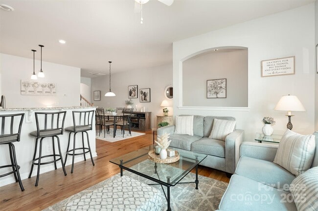 Photo - 3021 Honeylocust Ln