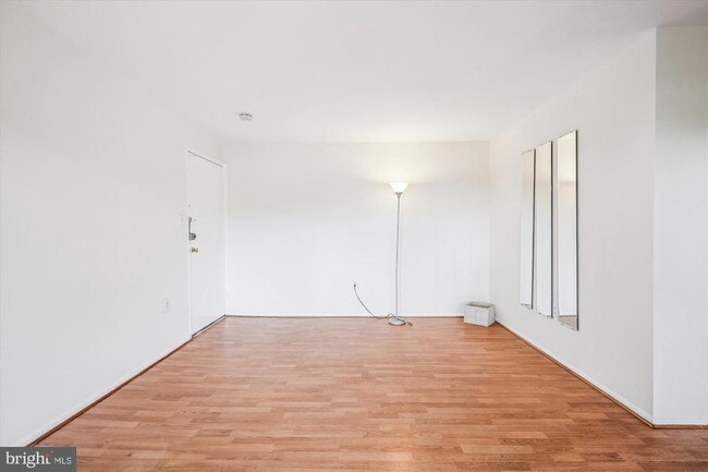 Building Photo - 9274 Adelphi Rd Unit 202