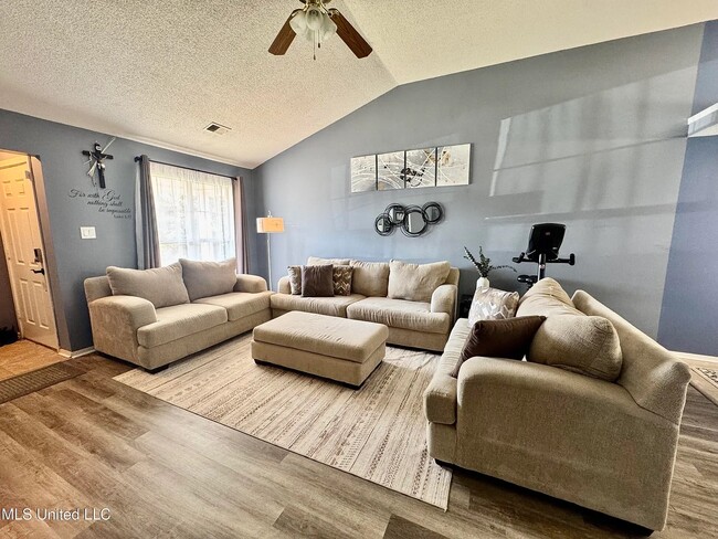 Photo - 1096 W E Ross Pkwy