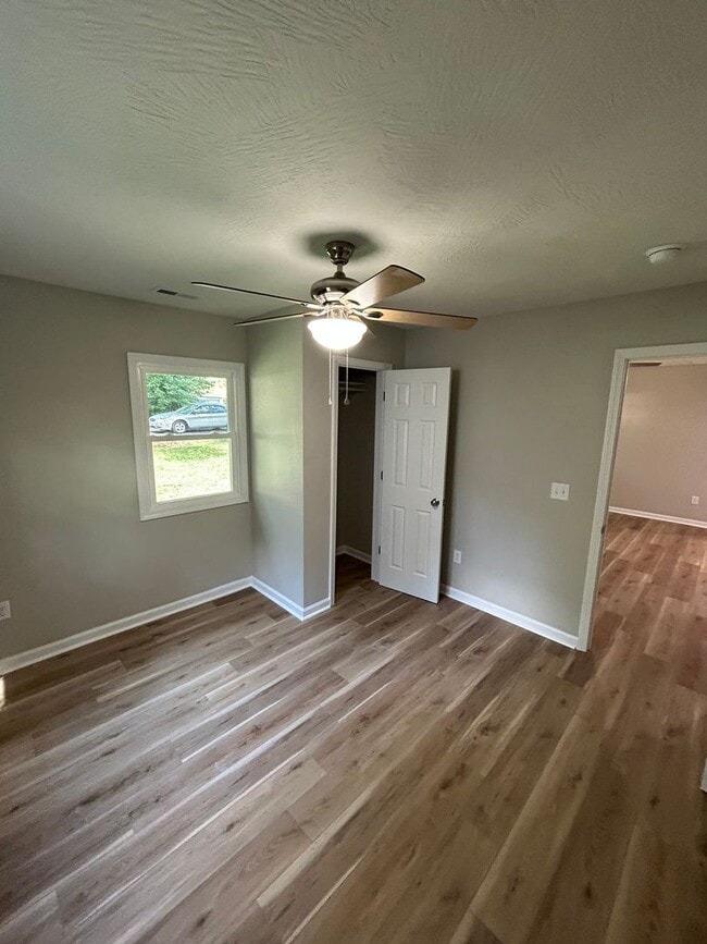 Photo - 3 bed / 1 bath House For Rent!