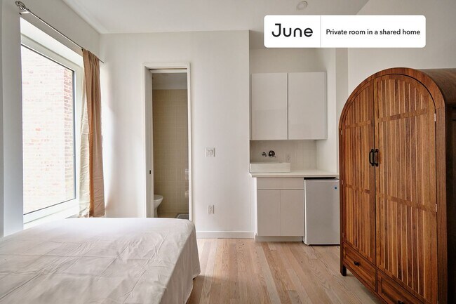 Room in Shared 4 bed/4 bath home in Ditmas Park