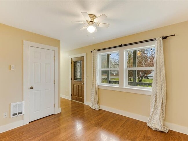 Photo - Charming two bedroom house in Vancouver wi...
