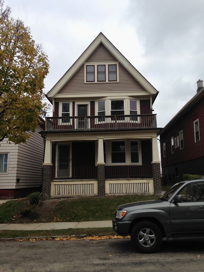 2404 N Dousman St Unit Lower