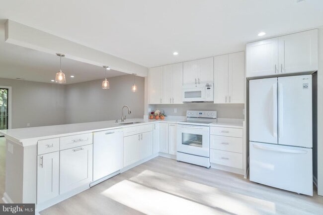 Building Photo - 8748 Ridge Hollow Ct