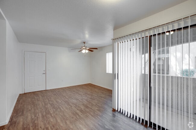2BR, 2BA - 1,040 SF