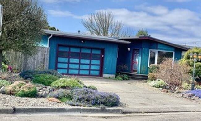 Building Photo - Exceptional Home in North Bend