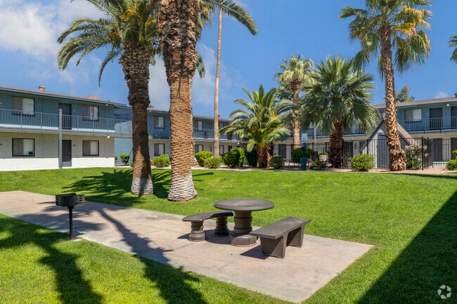 Picnic Area with Barbecue Grills - The Palms at Camelback West