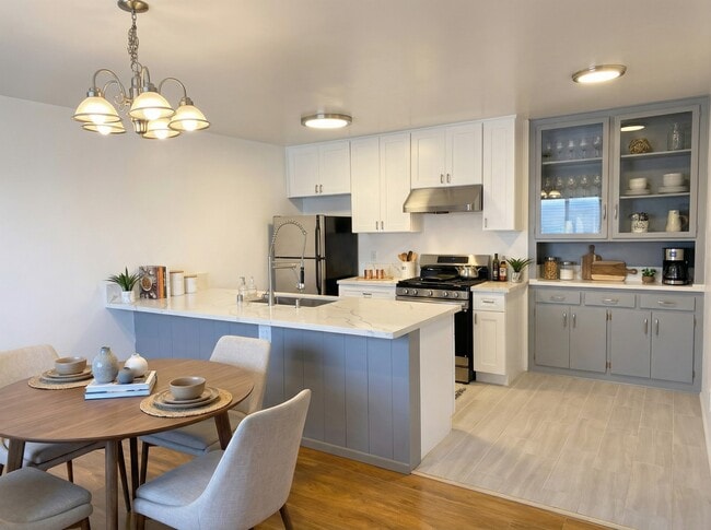 Photo - 325 E Stocker St