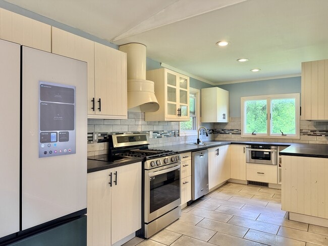 Photo - 135 Pembroke Rd SW