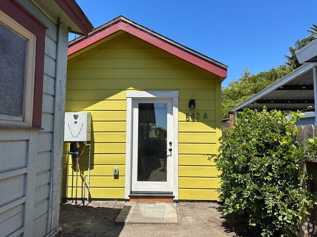 Building Photo - 542 Bellevue St Rental
