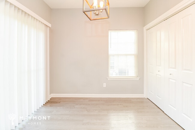 Photo - 205 Centre St