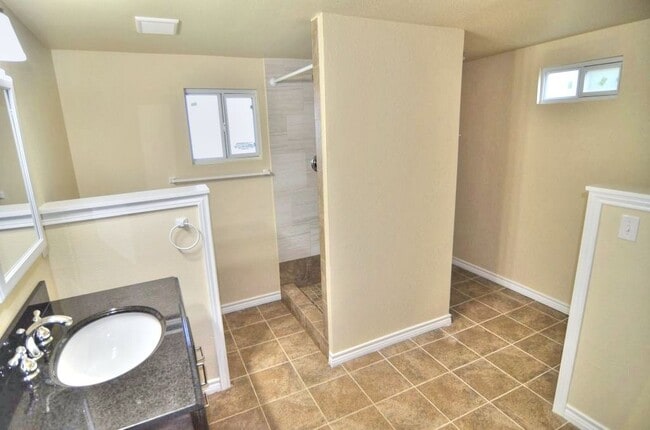 11015 Visalia Dr