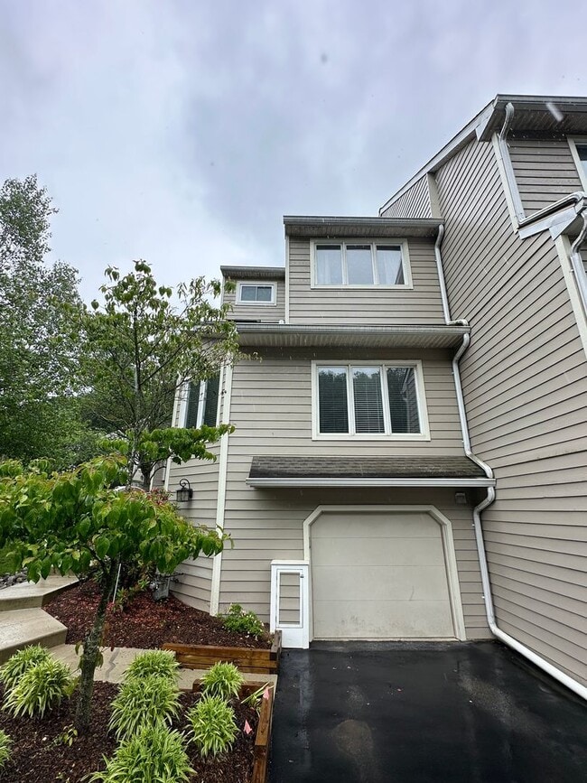 Beautiful 3BR/2.5BA Townhome - Beautiful 3BR/2.5BA Townhome