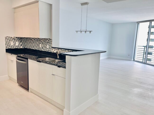 Photo - 335 S Biscayne Blvd Unidad 2204