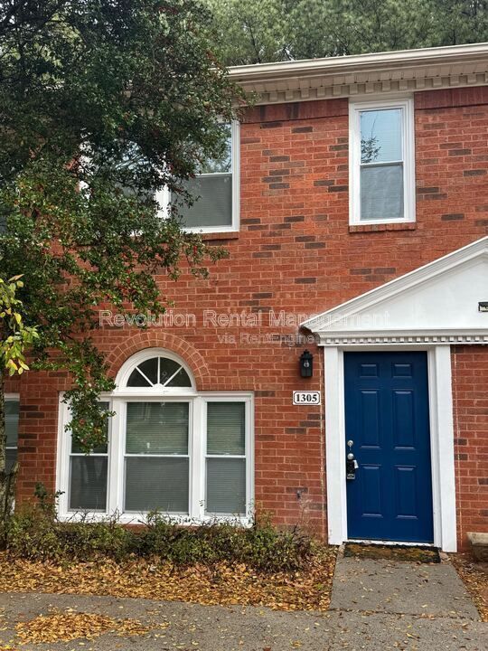 Building Photo - 1305 Sweet Pine Dr